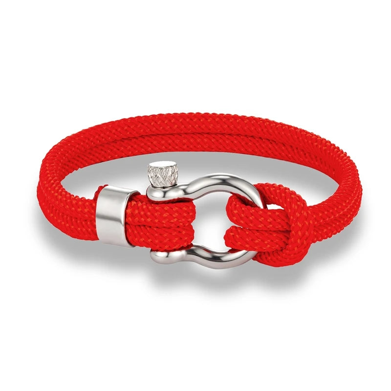 Un bracelet élégant avec un design marin, composé de corde tressée et d'un fermoir en métal brillant