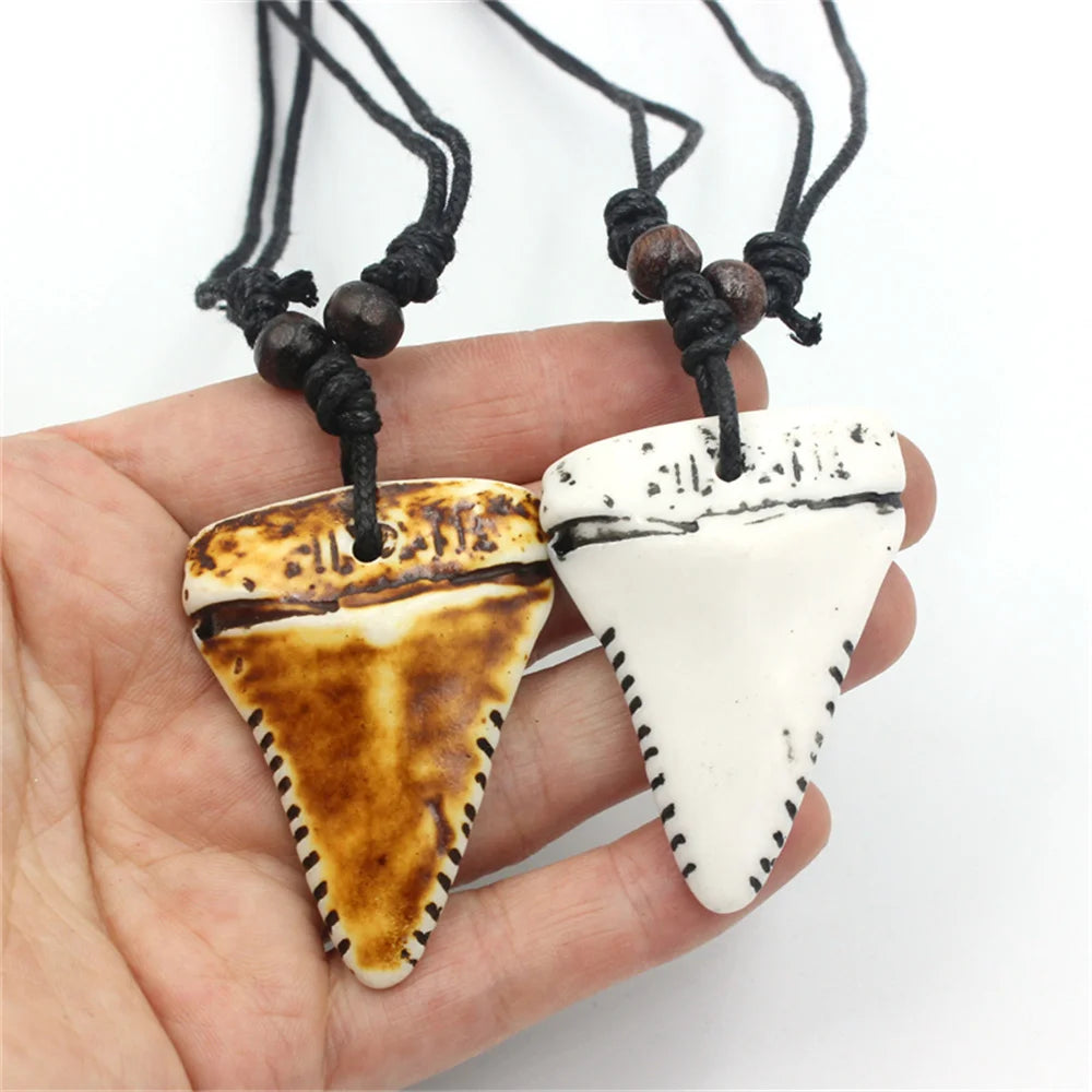 Deux crocs de la mer, suspendus comme des fragments d'âme marine, gravés par les vents salés du large