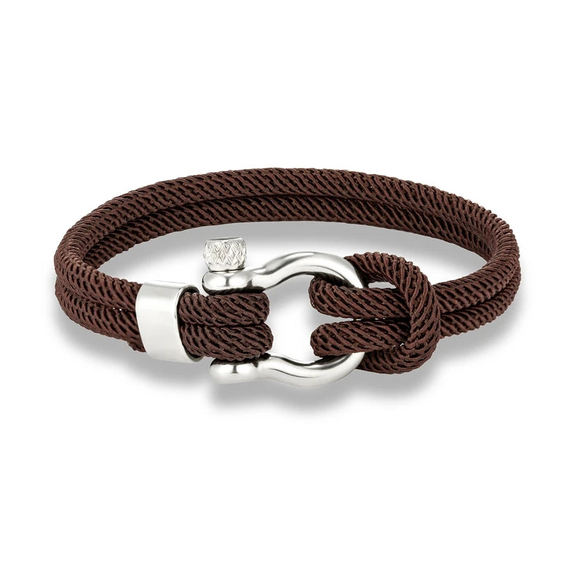 Un bracelet élégant avec un design marin, composé de corde tressée et d'un fermoir en métal brillant