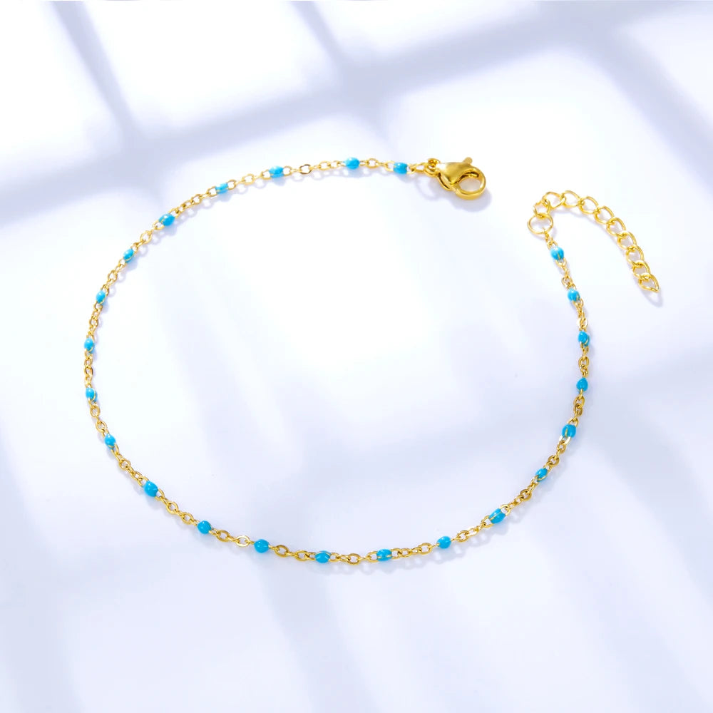Tel un trésor des profondeurs, ce bijou étincelant enchaîne les perles vertes à l'or scintillant, évoquant les mystères et la magie des océans infinis