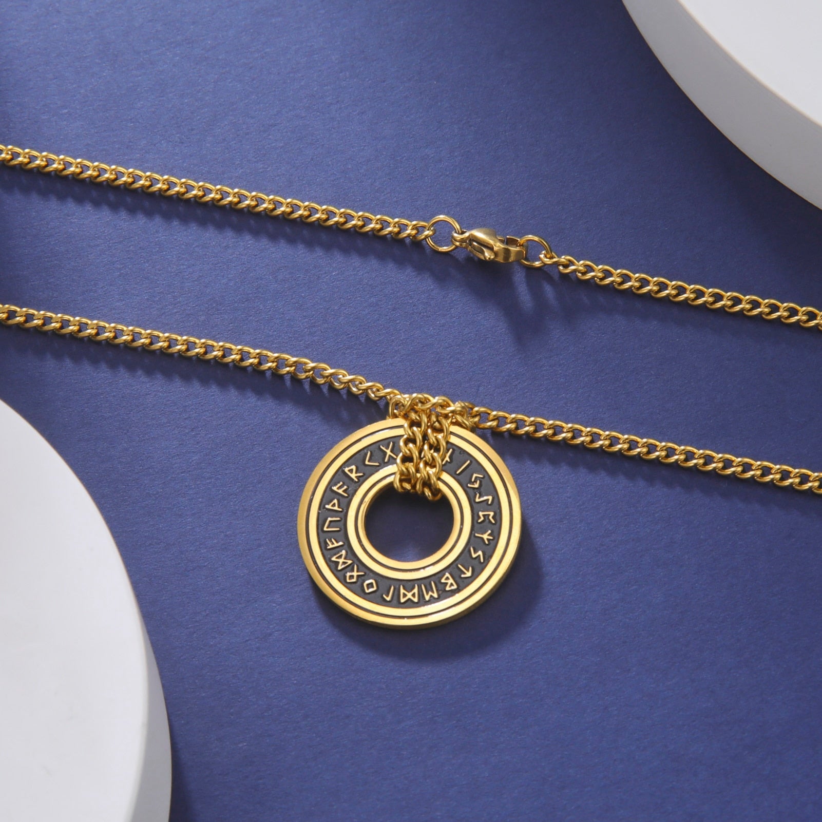 Ce pendentif en argent, gravé de runes mystérieuses, est suspendu à un élégant cordon noir, évoquant la profondeur et le mystère des océans