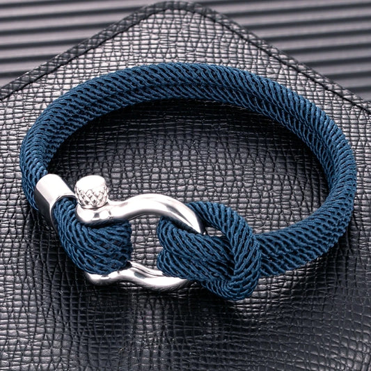 Un bracelet élégant avec un design marin, composé de corde tressée et d'un fermoir en métal brillant