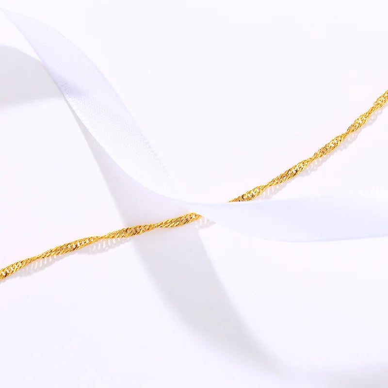Comme un filon d'or trouvé en haute mer, cette chaînette enlace la cheville avec la délicatesse d'un trésor rare et précieux