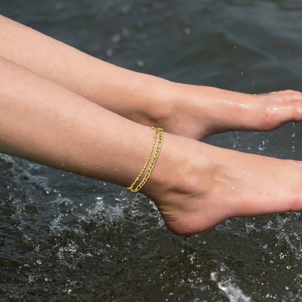 Tel un fil tissé par les étoiles et les vagues, ce bracelet entoure ton poignet d'une étreinte lumineuse, éclatant comme le reflet de la lune sur l'océan calme