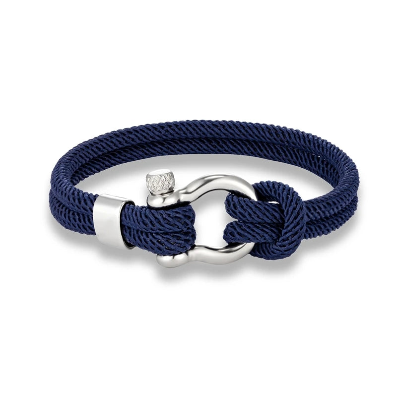 Un bracelet élégant avec un design marin, composé de corde tressée et d'un fermoir en métal brillant
