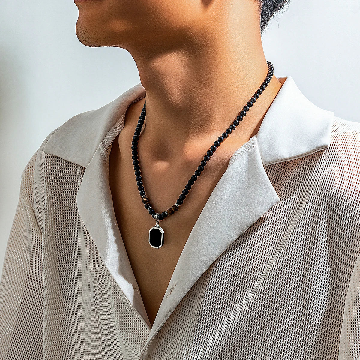 Ce collier, avec ses perles noires et brunes rappelant les mystères des abysses, est une véritable ode à l'élégance des océans