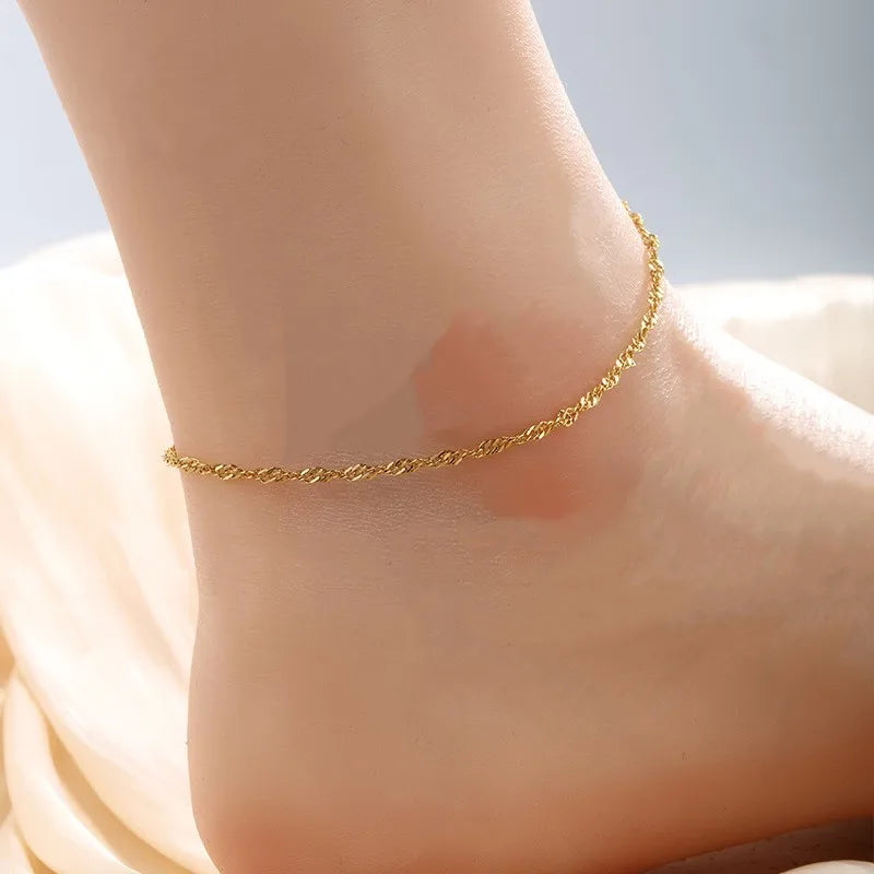 Comme un filon d'or trouvé en haute mer, cette chaînette enlace la cheville avec la délicatesse d'un trésor rare et précieux