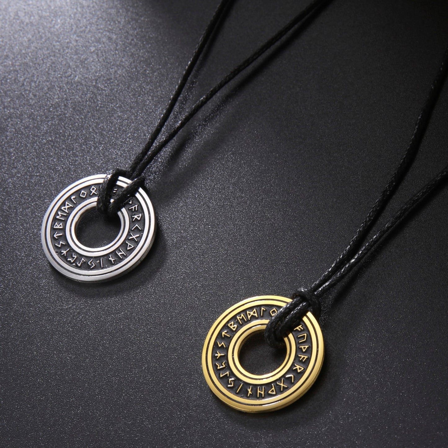 Ce pendentif en argent, gravé de runes mystérieuses, est suspendu à un élégant cordon noir, évoquant la profondeur et le mystère des océans