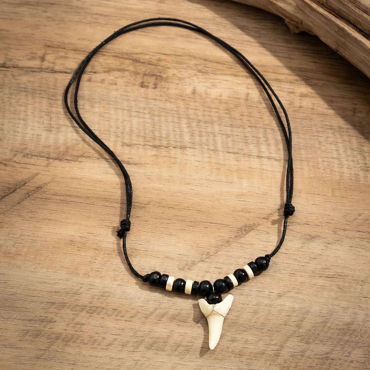 Collier dent de requin homme MORDORÉ