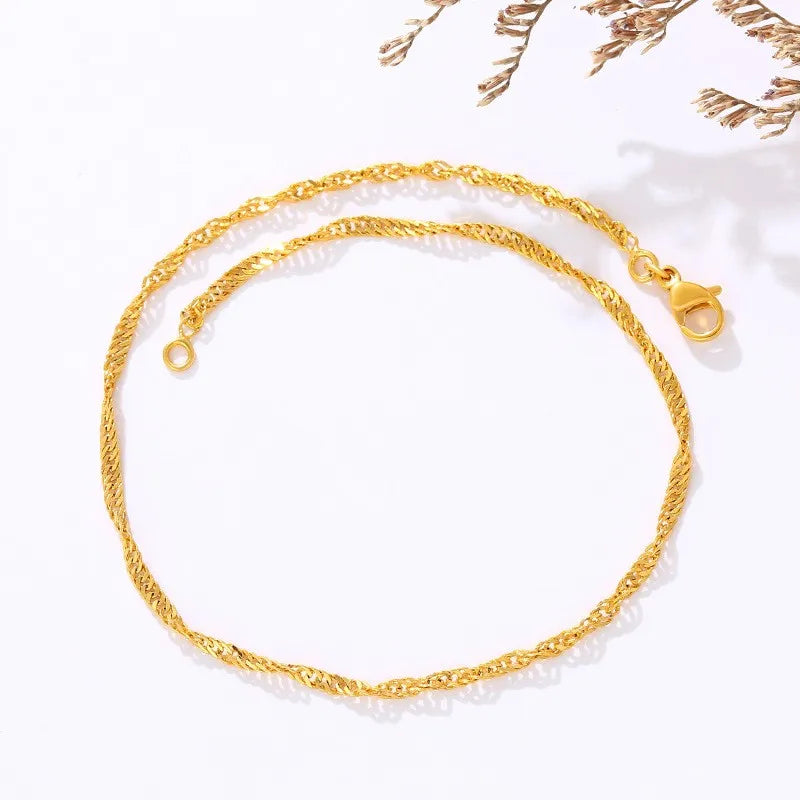 Comme un filon d'or trouvé en haute mer, cette chaînette enlace la cheville avec la délicatesse d'un trésor rare et précieux