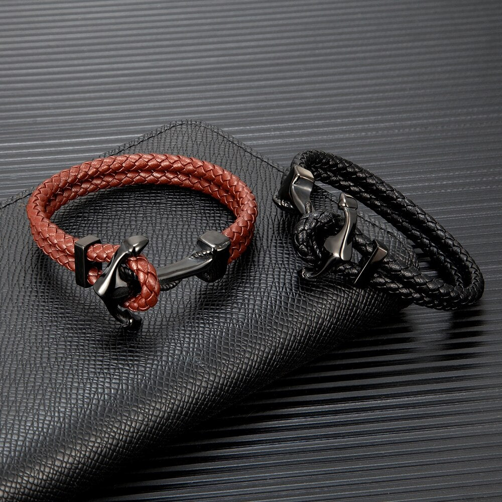 Ce bracelet, tressé de cuir et orné d'une ancre dorée, incarne l'esprit aventureux et intemporel du marin en quête de trésors