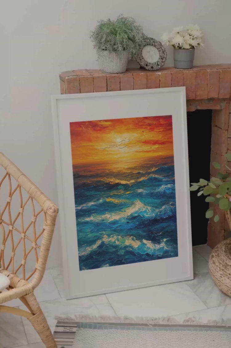 Un coucher de soleil flamboyant sur des vagues tumultueuses, capturant la beauté sauvage et sereine de l'océan