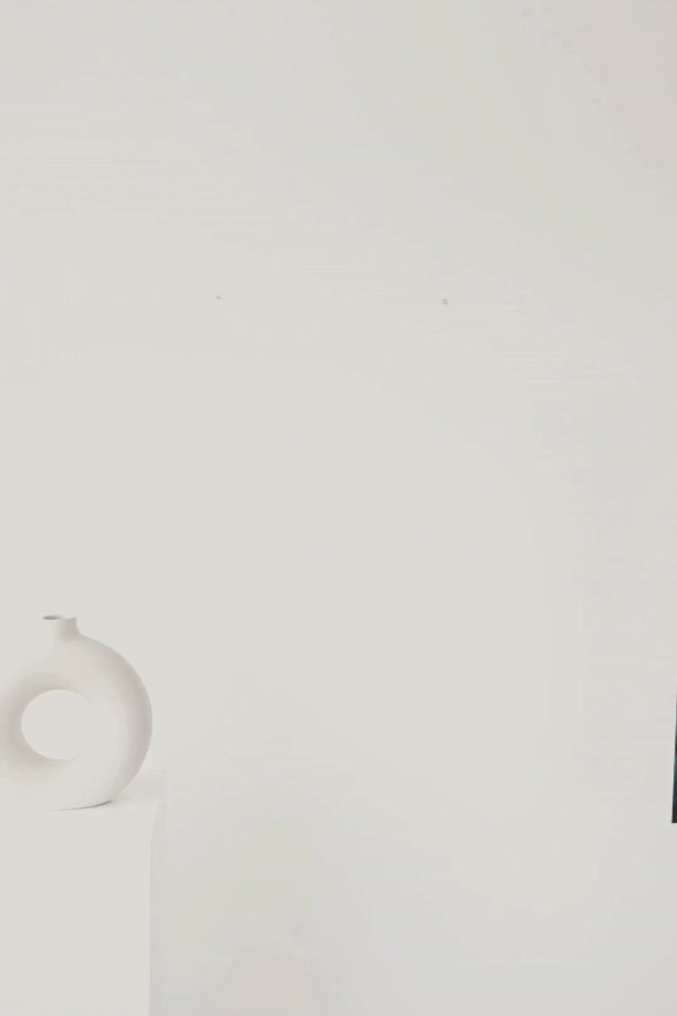 Tel un marin solitaire, je contemple l'immensité des flots déchaînés, où les éclairs illuminent le chaos des vagues tumultueuses, révélant la beauté sauvage et indomptée de l'océan en furie