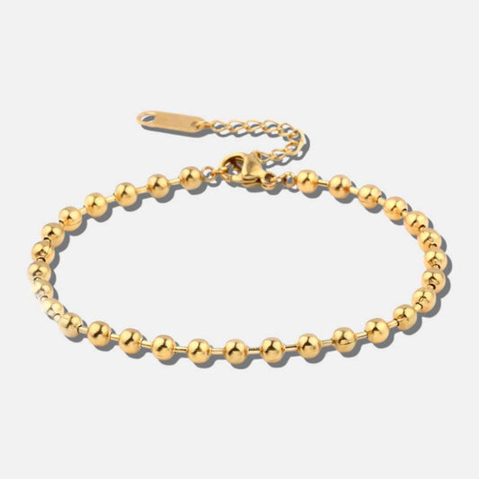 Ce bracelet scintille comme un filon d'or caché sous les vagues, brillant d'une élégance qui ferait jalouser les plus beaux trésors des mers