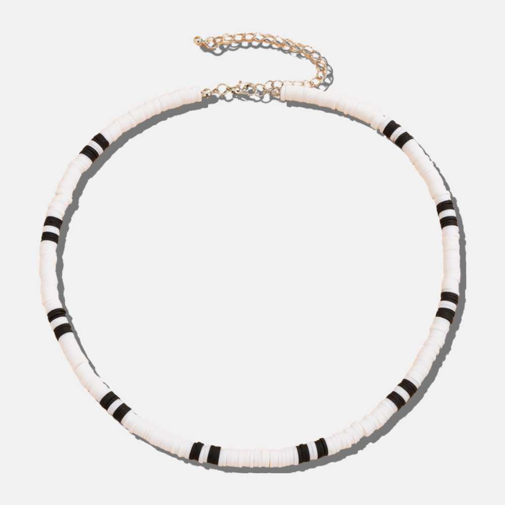 Collier surf homme en perles d'argile - Mer Aux TrésorsLes perles d'argile blanche et noire de ce collier évoquent les vagues écumantes et les horizons lointains que seul un marin ose braver