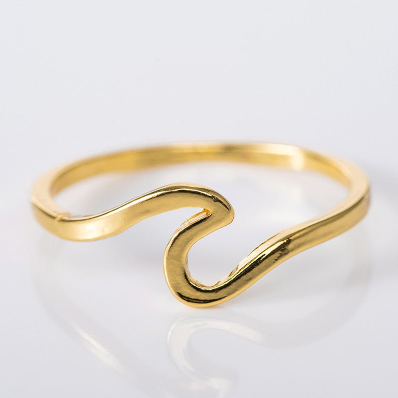 La bague en or poli dévoile un design moderne et ondulé, évoquant l'élégance fluide d'une vague caressant doucement le rivage