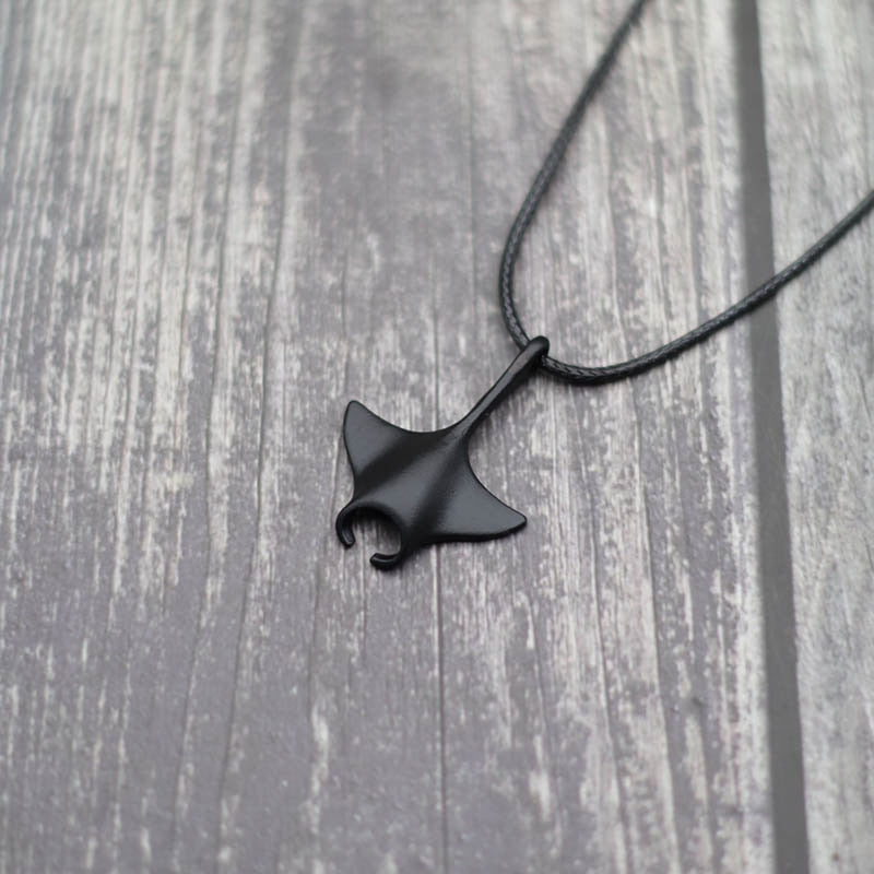 Collier raie manta noir - Mer Aux Trésors