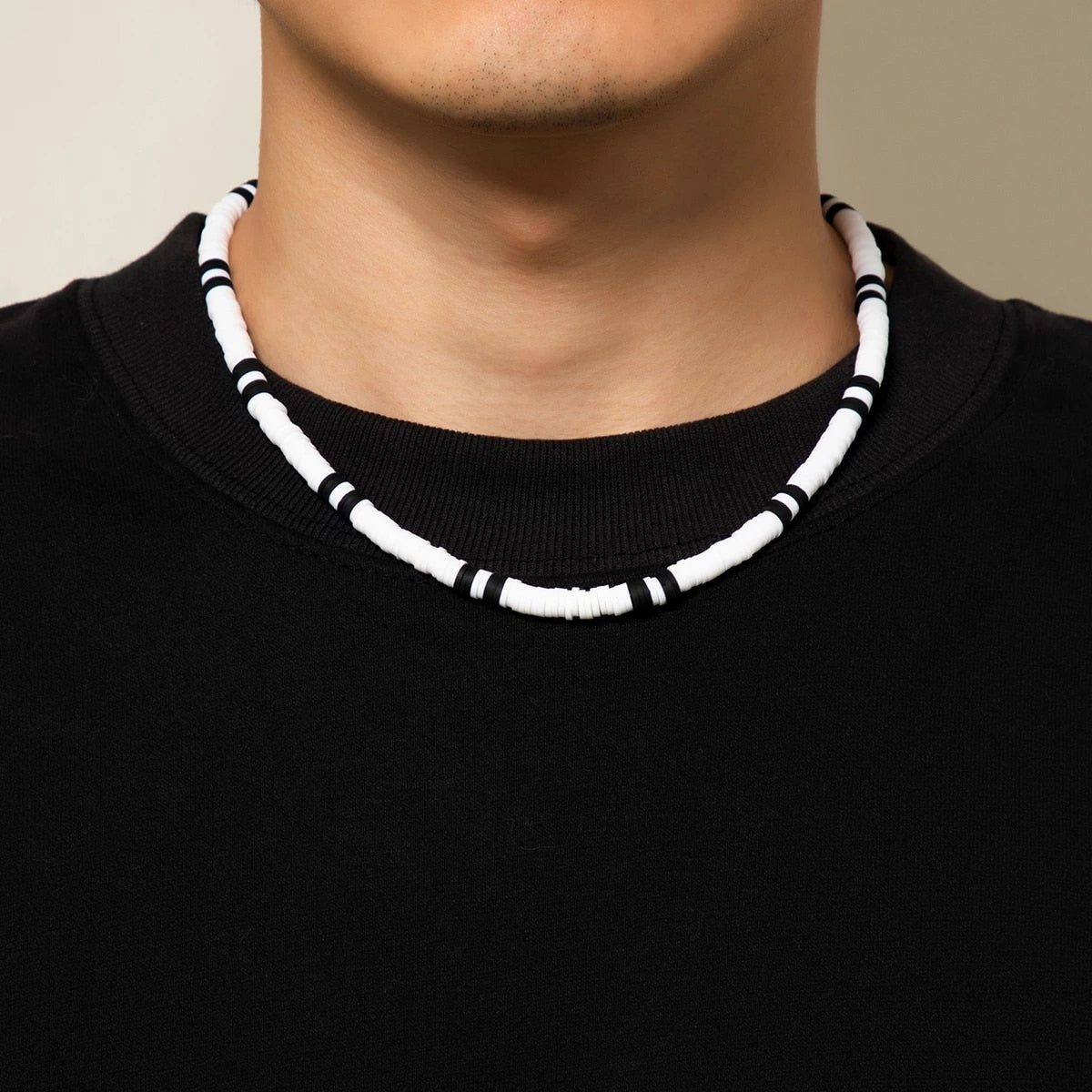 Collier surf homme en perles d'argile - Mer Aux TrésorsLes perles d'argile blanche et noire de ce collier évoquent les vagues écumantes et les horizons lointains que seul un marin ose braver