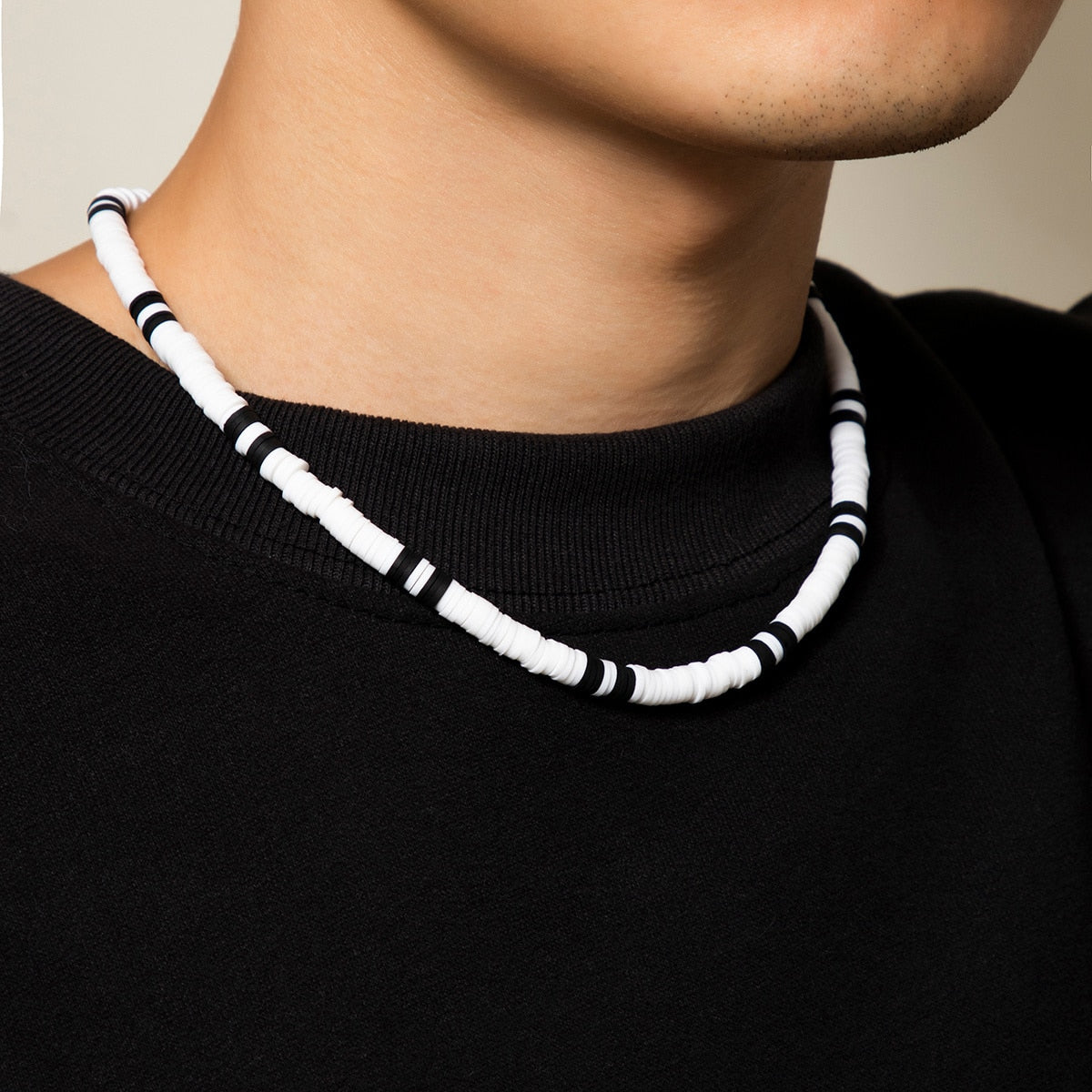 Collier surf homme en perles d'argile - Mer Aux TrésorsLes perles d'argile blanche et noire de ce collier évoquent les vagues écumantes et les horizons lointains que seul un marin ose braver