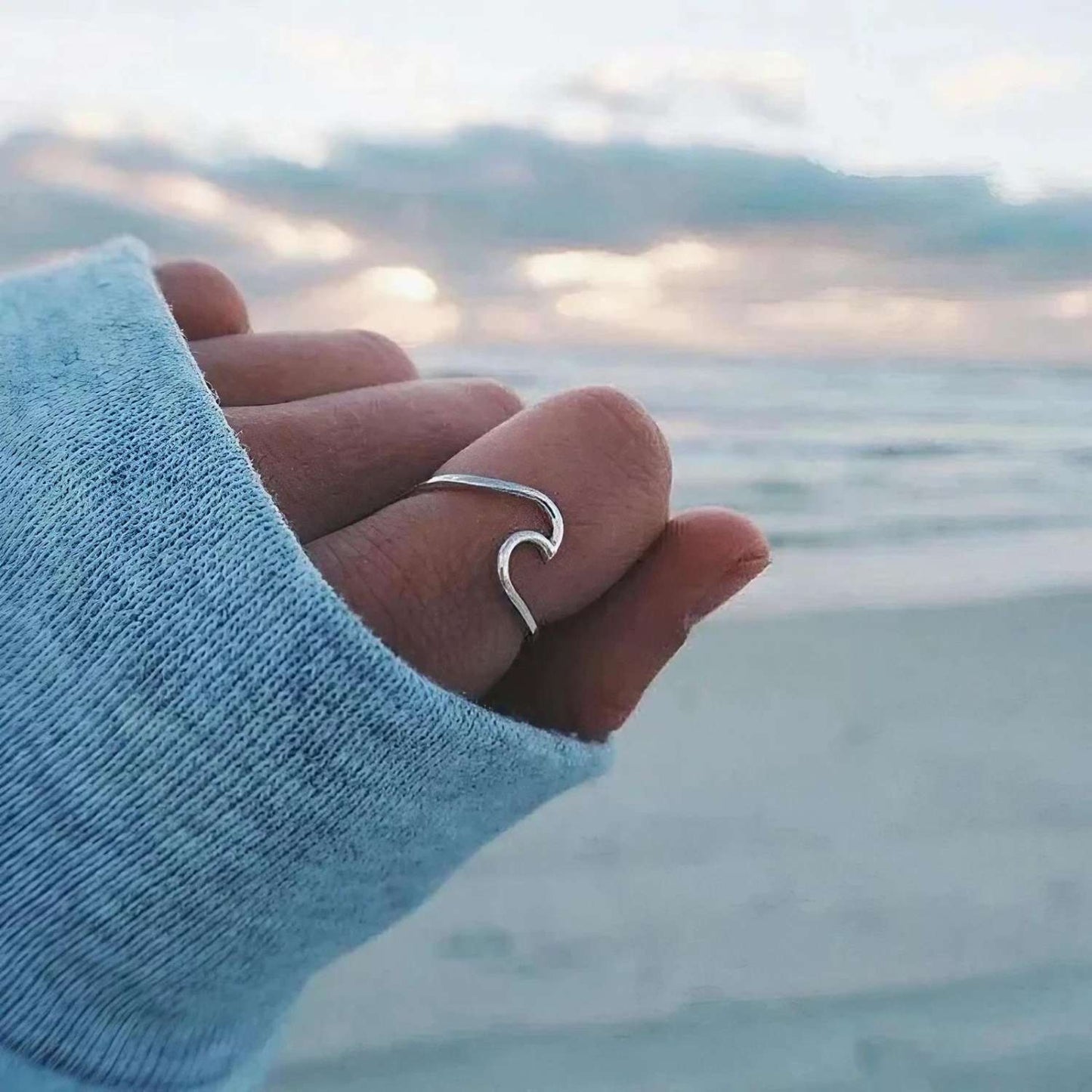 Comme une vague argentée glissant gracieusement sur une mer sereine, cette bague capture l'essence même de l'élégance et de la fluidité marine