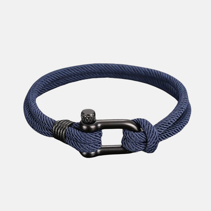 Ce bracelet élégant avec sa manille rappelle les cordages robustes des marins, symbolisant force et aventure