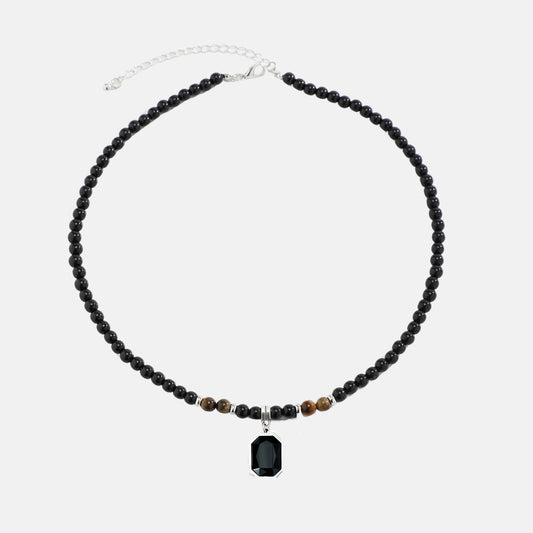 Ce collier, avec ses perles noires et brunes rappelant les mystères des abysses, est une véritable ode à l'élégance des océans