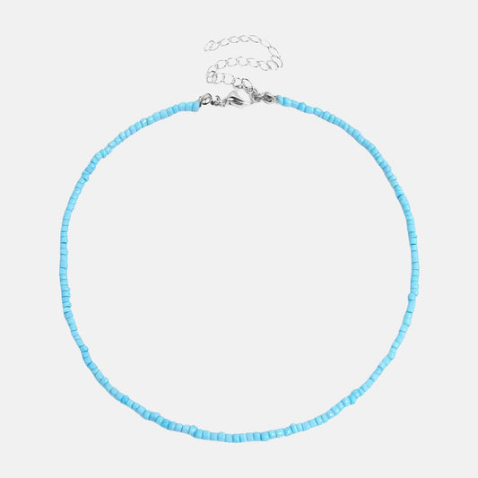 Ce collier aux perles turquoise rappelle les eaux cristallines des lagons, évoquant l'esprit libre et aventureux d'un marin