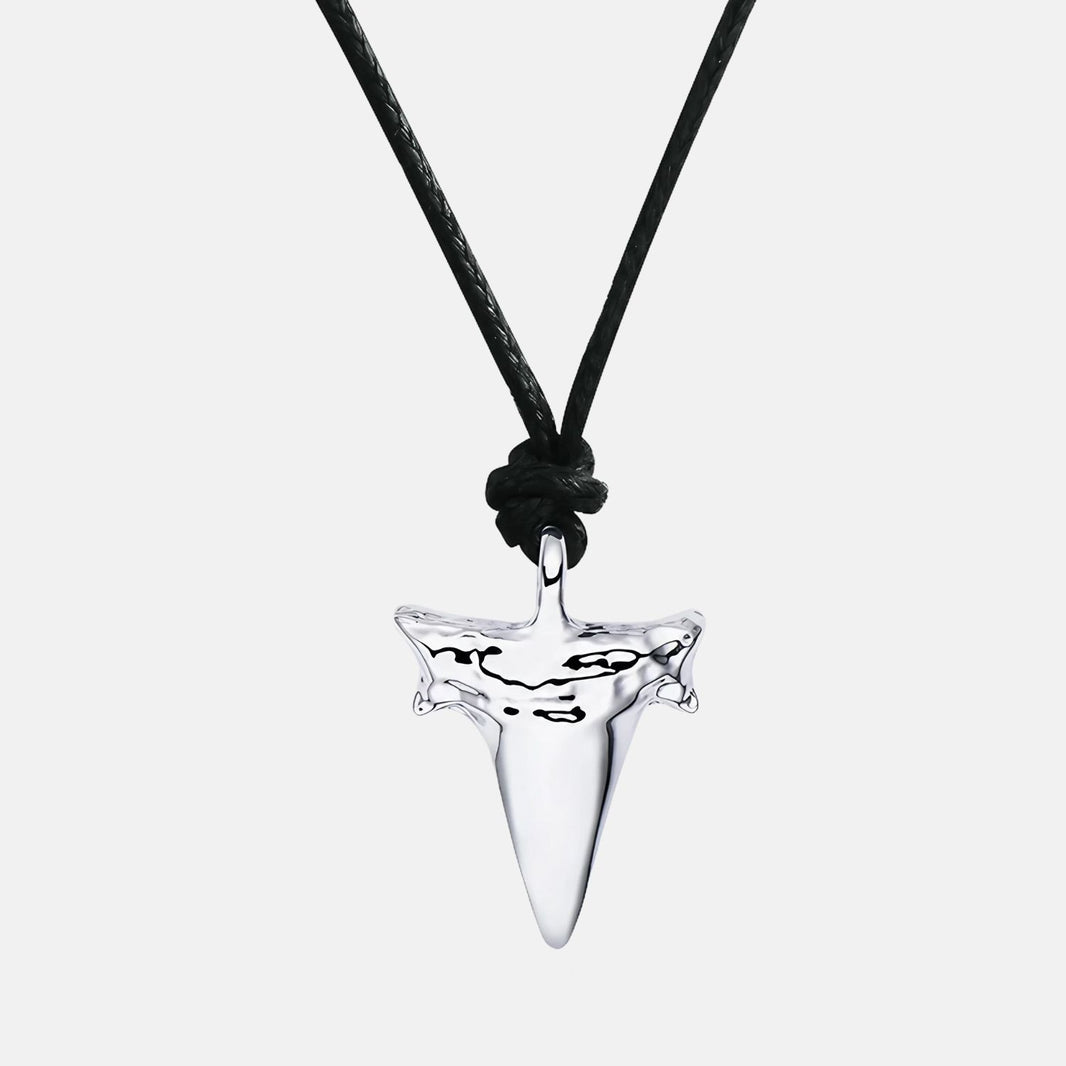 COLLIER DENT DE REQUIN noir et beige COLLIER DENT DE REQUIN noir et beige