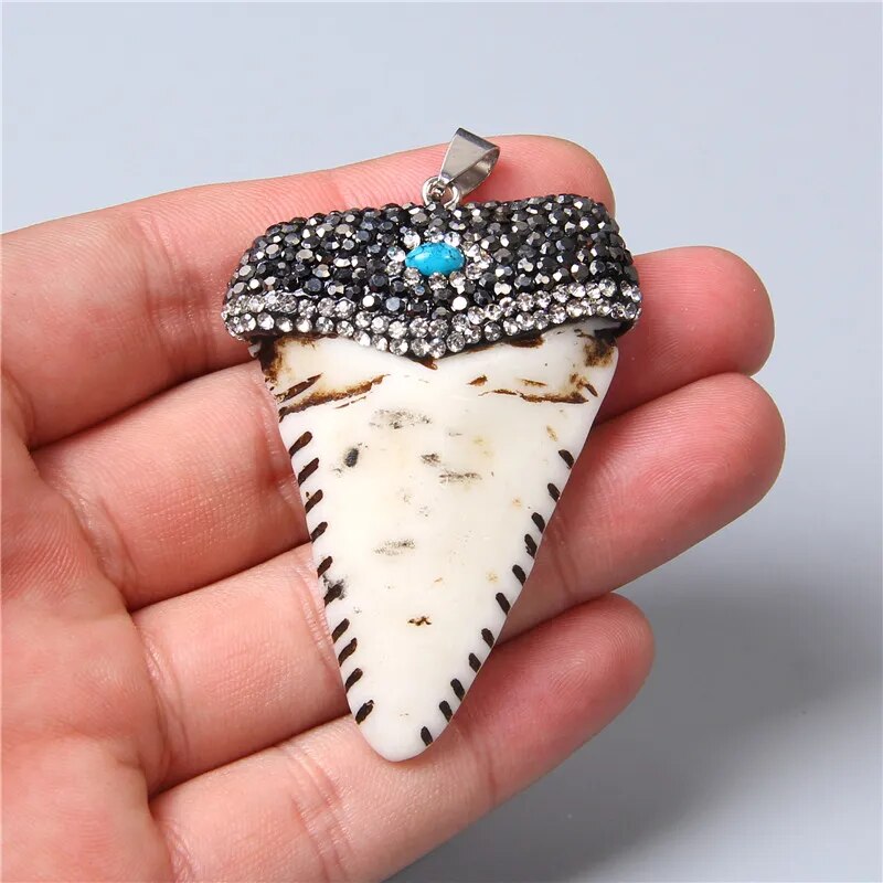 REQUINOR shark tooth pendant