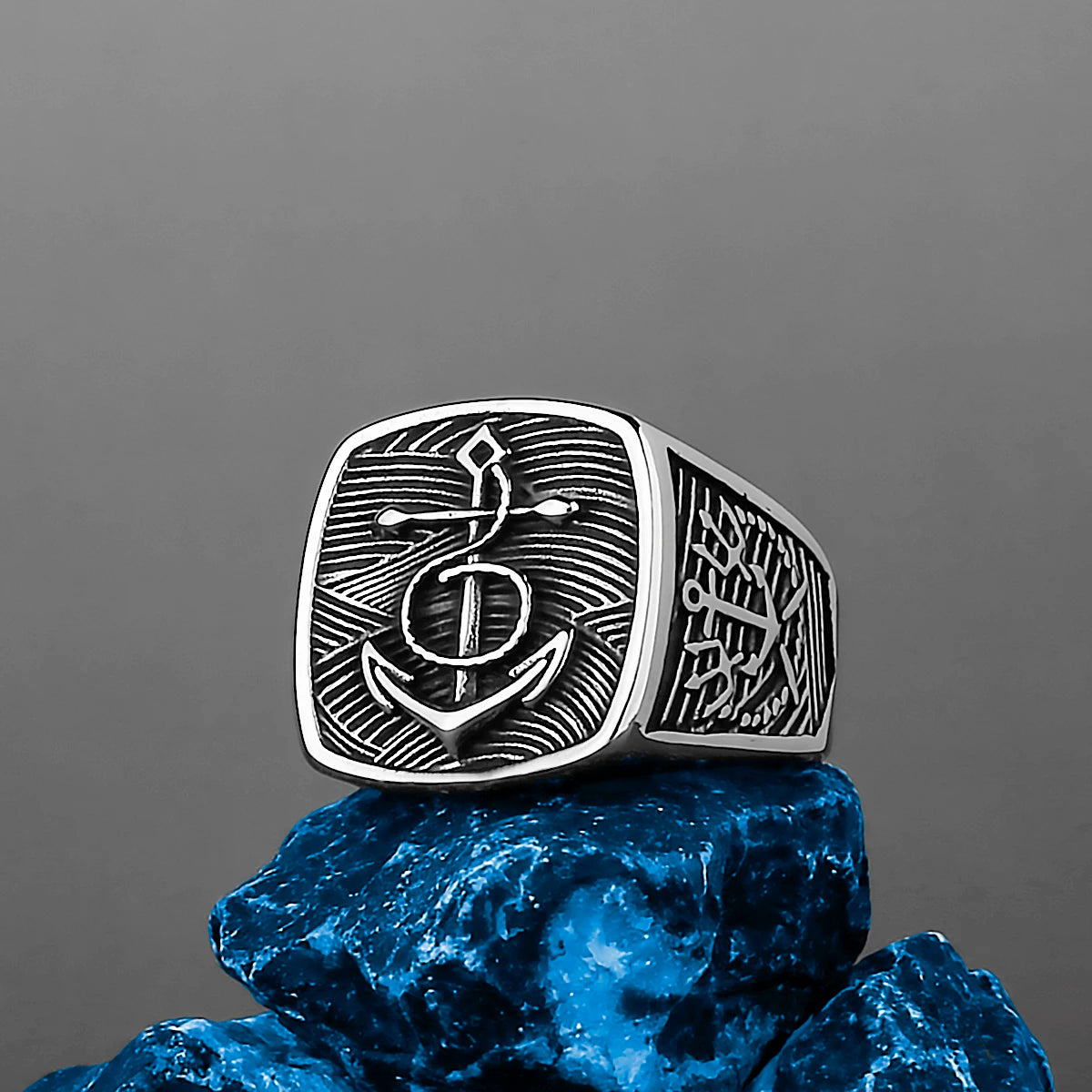 Ce majestueux anneau gravé d'un ancre robuste évoque la force et la profondeur des océans, tel un trésor caché du marin intrépide
