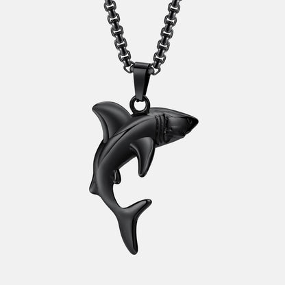 Ce pendentif, tel un majestueux seigneur des mers, capture l'essence sauvage et élégante du requin dans une étreinte d'acier noir