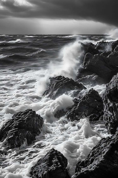 L'océan noir et blanc, sauvage et majestueux, danse avec les rochers dans une symphonie intemporelle de puissance et de beauté