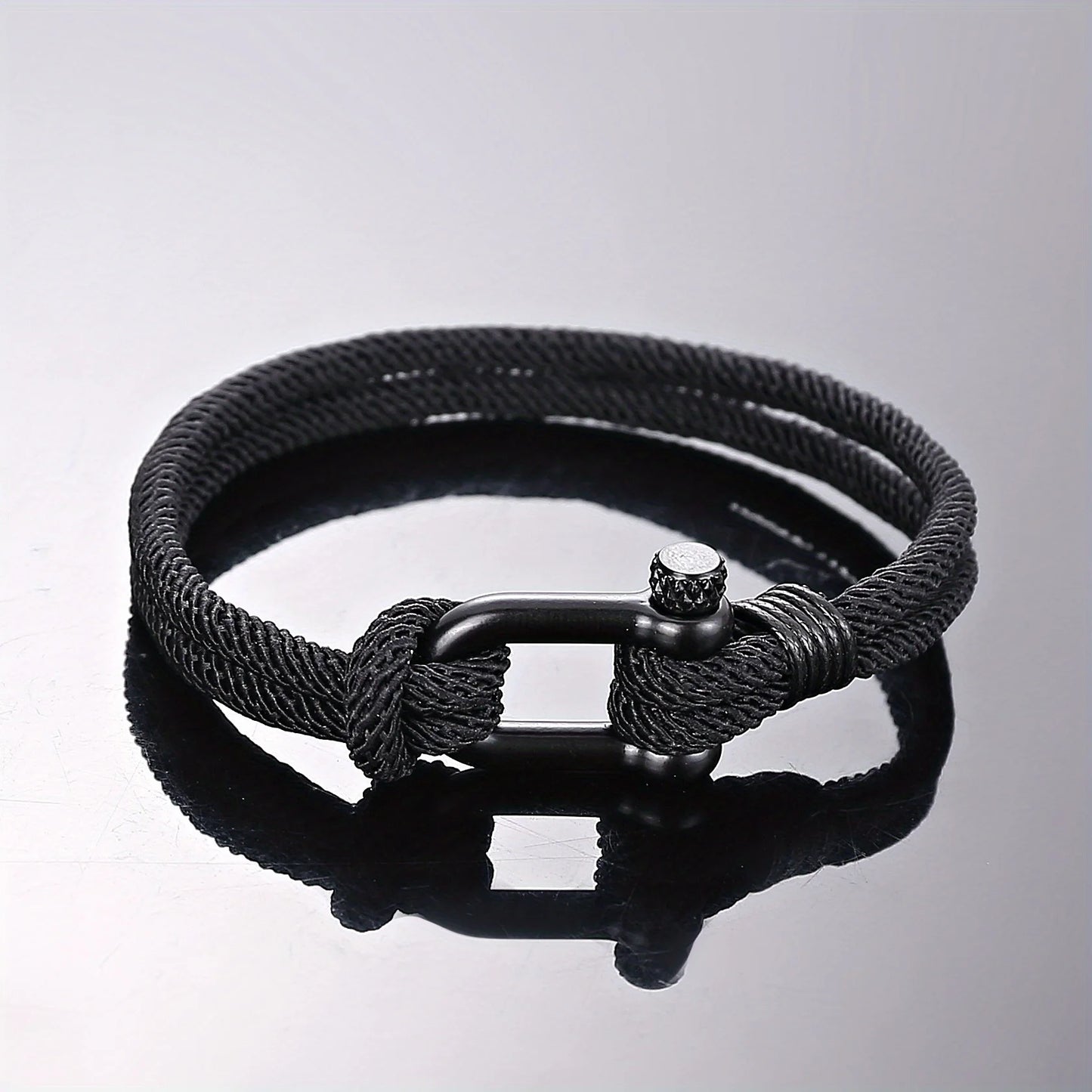 Ce bracelet élégant avec sa manille rappelle les cordages robustes des marins, symbolisant force et aventure