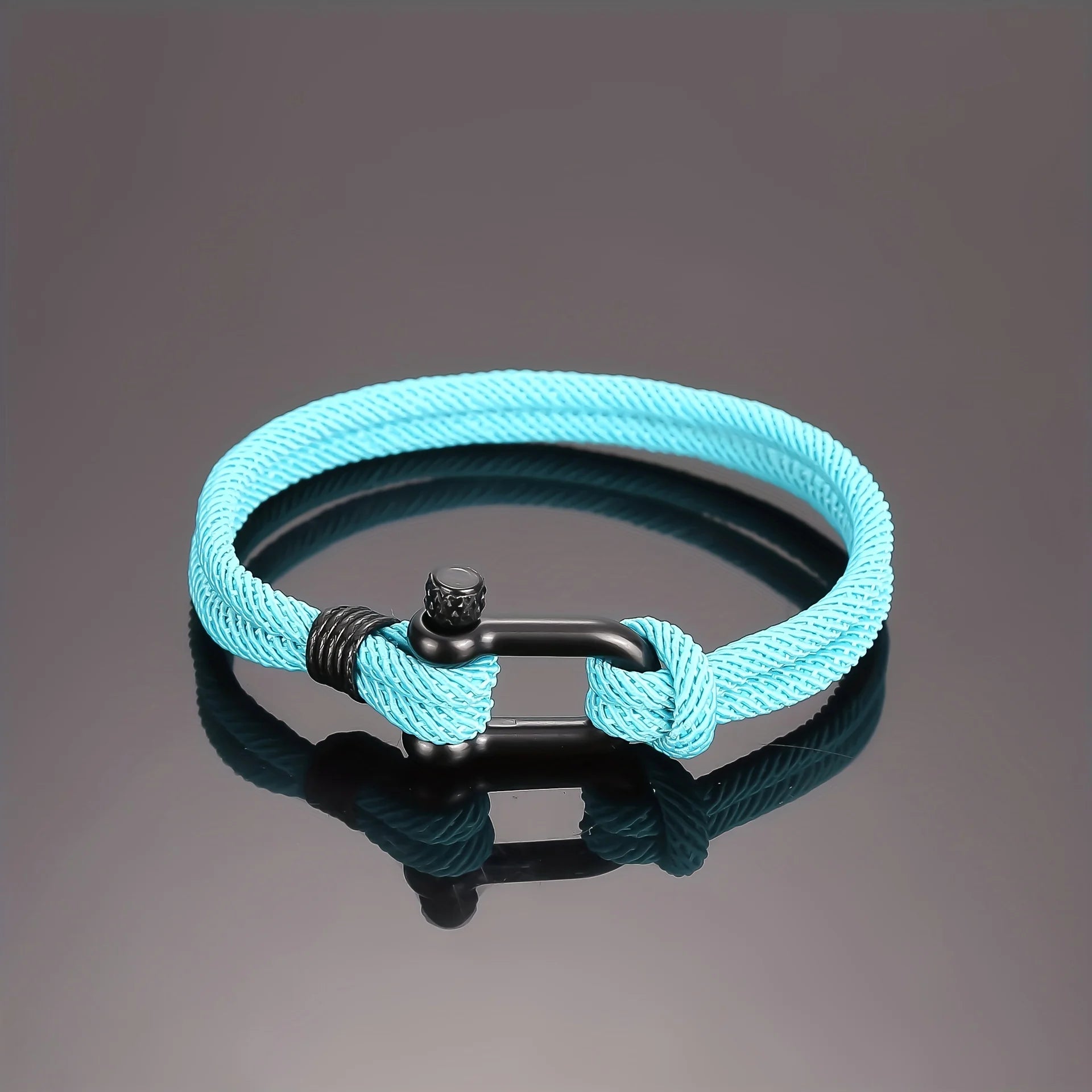 Ce bracelet élégant avec sa manille rappelle les cordages robustes des marins, symbolisant force et aventure