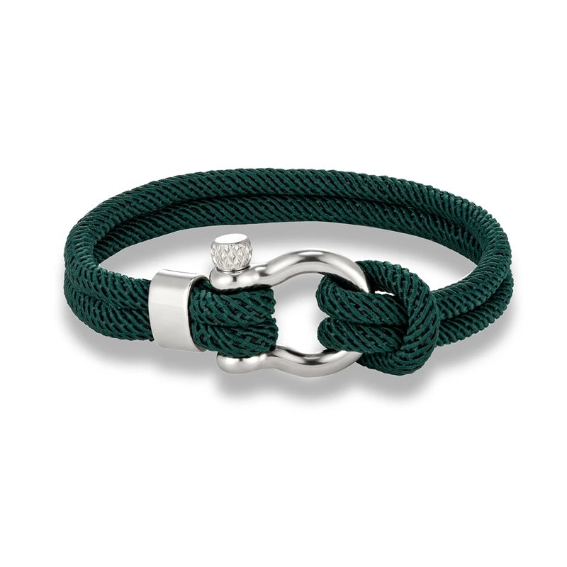 Un bracelet élégant avec un design marin, composé de corde tressée et d'un fermoir en métal brillant