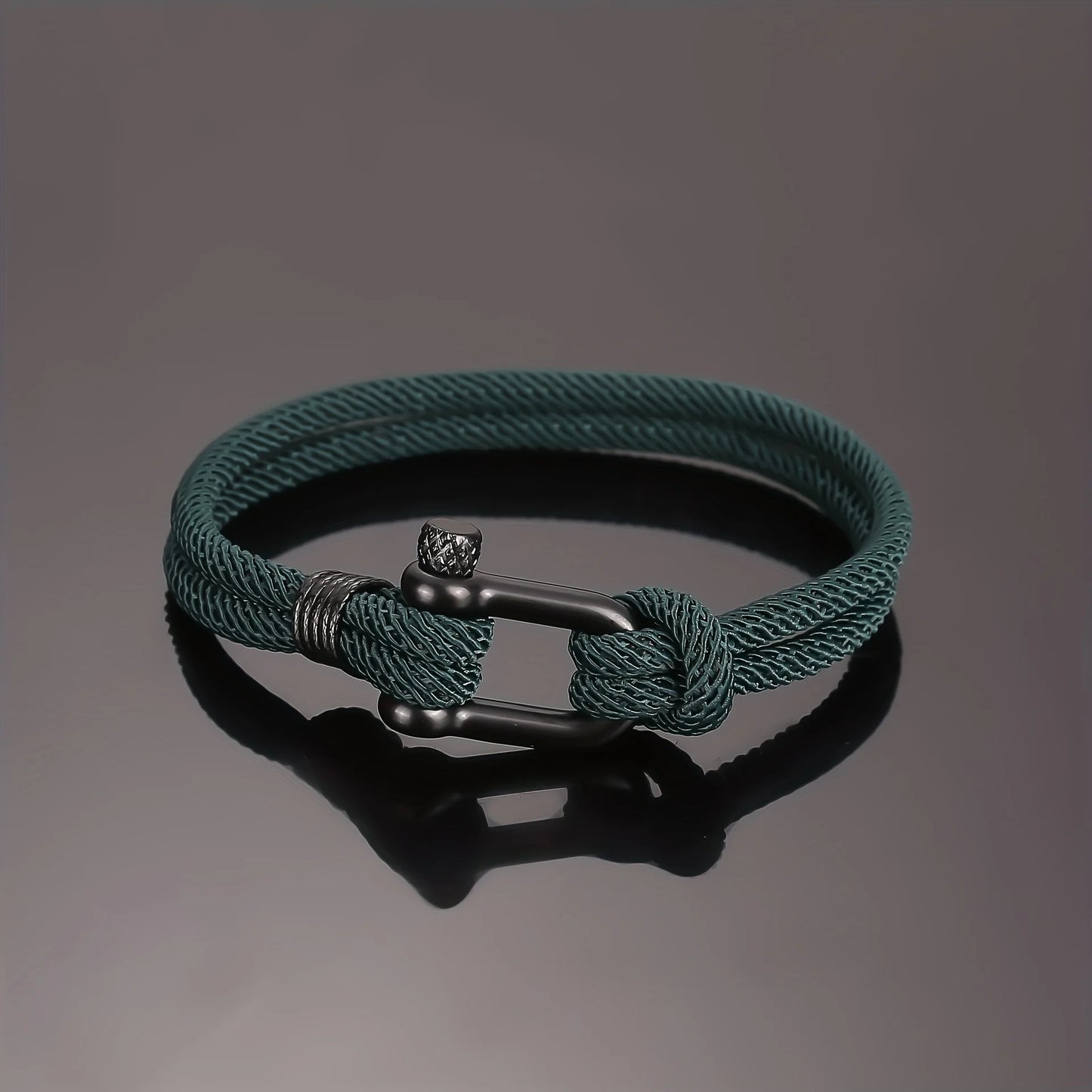 Ce bracelet élégant avec sa manille rappelle les cordages robustes des marins, symbolisant force et aventure