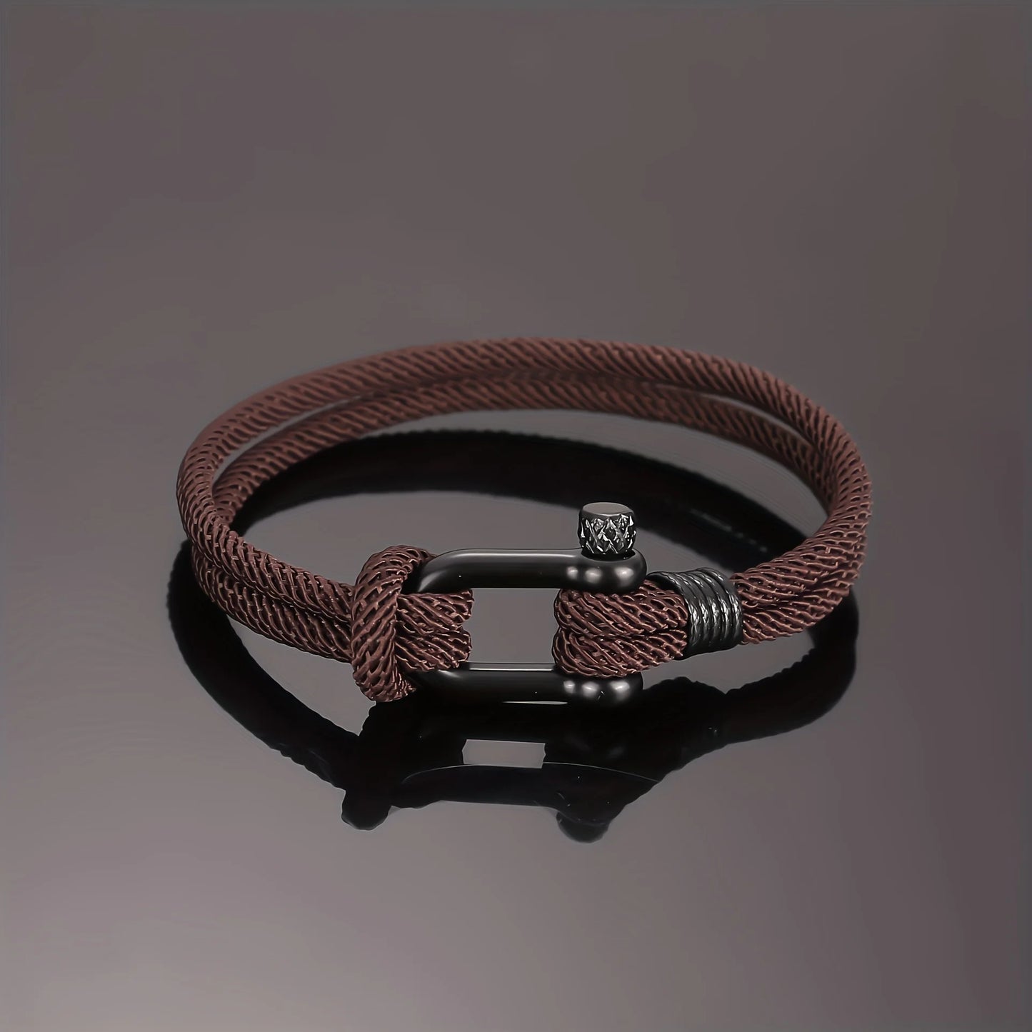 Ce bracelet élégant avec sa manille rappelle les cordages robustes des marins, symbolisant force et aventure