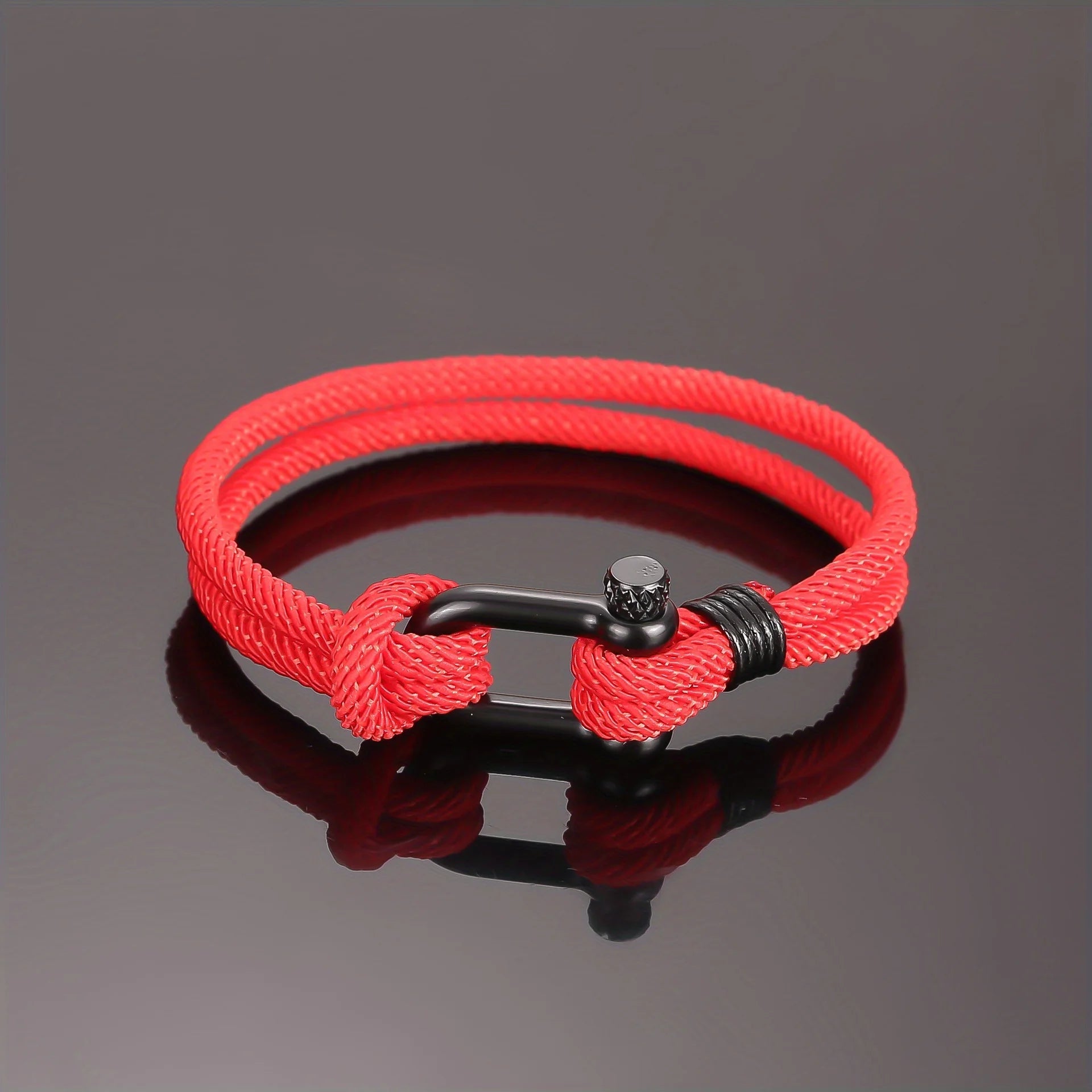 45483184685322Ce bracelet élégant avec sa manille rappelle les cordages robustes des marins, symbolisant force et aventure