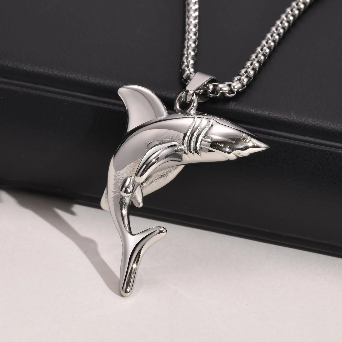 Pendentif requin MEGALODON