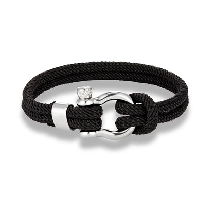 Un bracelet élégant avec un design marin, composé de corde tressée et d'un fermoir en métal brillant