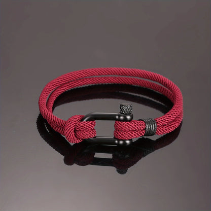 Ce bracelet élégant avec sa manille rappelle les cordages robustes des marins, symbolisant force et aventure