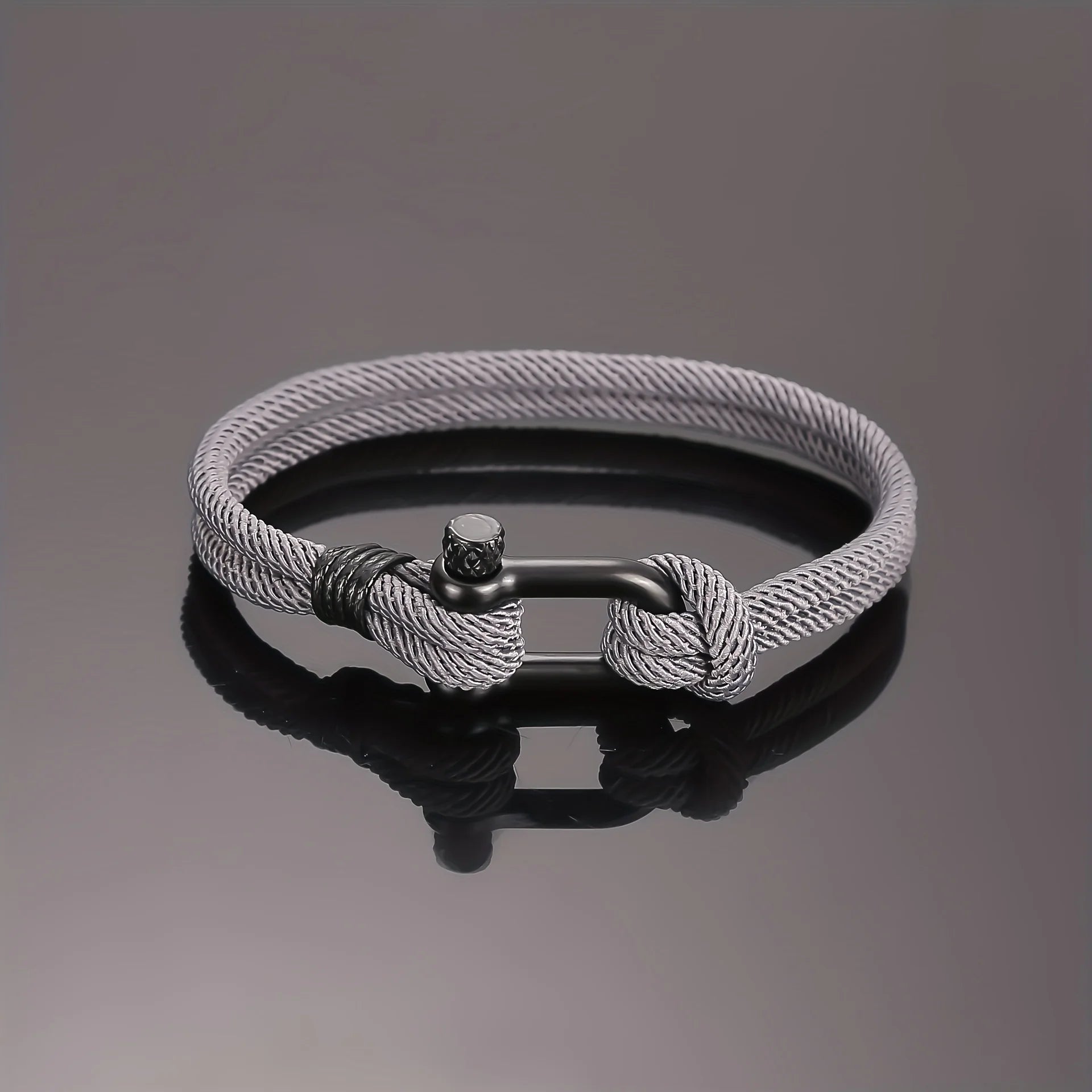 45483184718090Ce bracelet élégant avec sa manille rappelle les cordages robustes des marins, symbolisant force et aventure