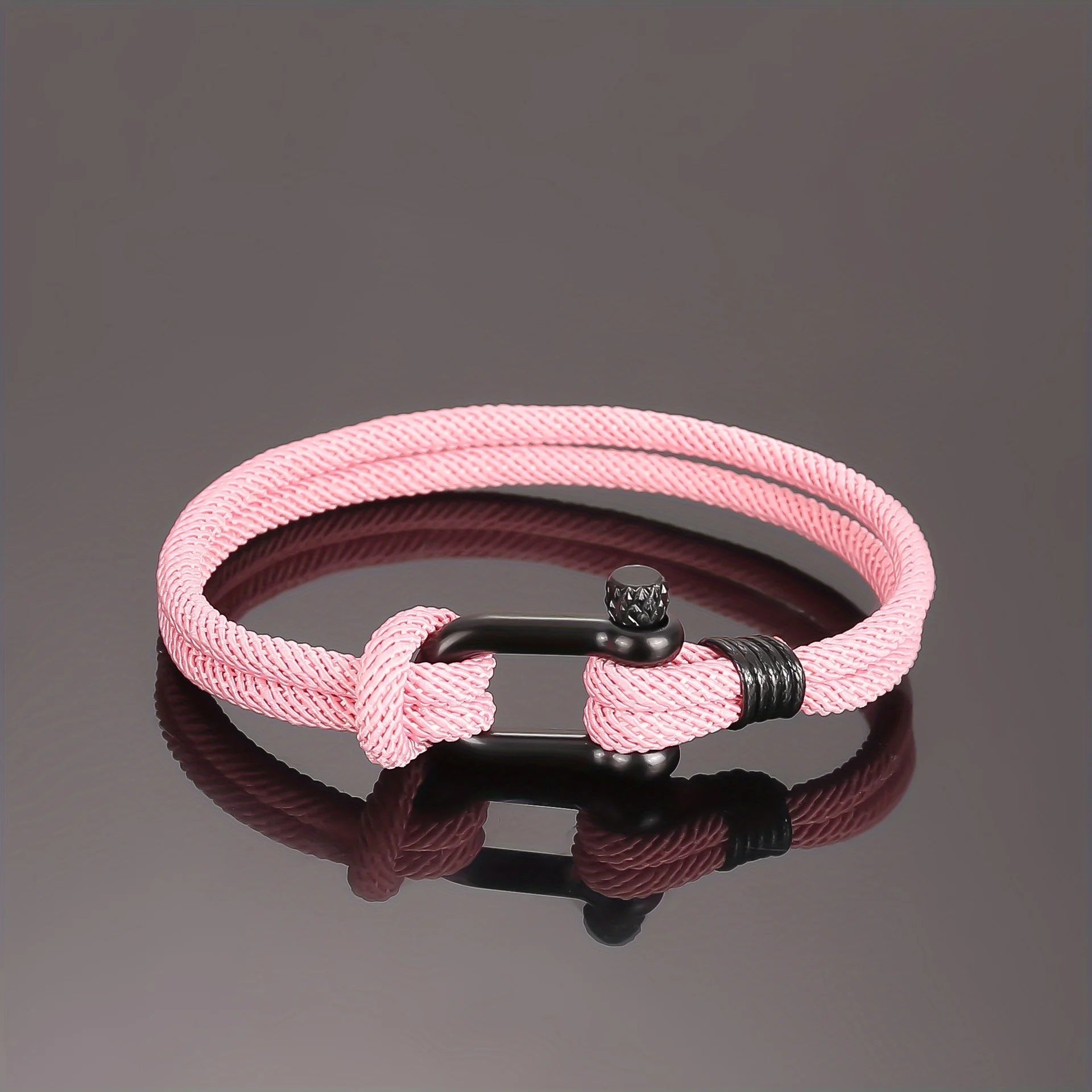 45483184750858Ce bracelet élégant avec sa manille rappelle les cordages robustes des marins, symbolisant force et aventure