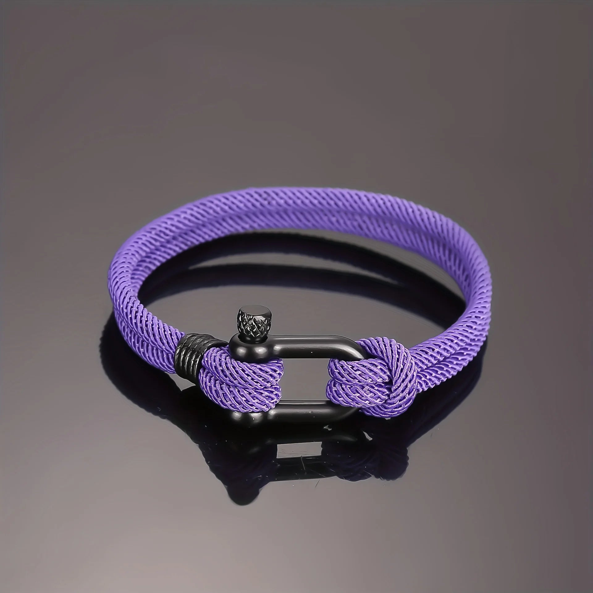 Ce bracelet élégant avec sa manille rappelle les cordages robustes des marins, symbolisant force et aventure