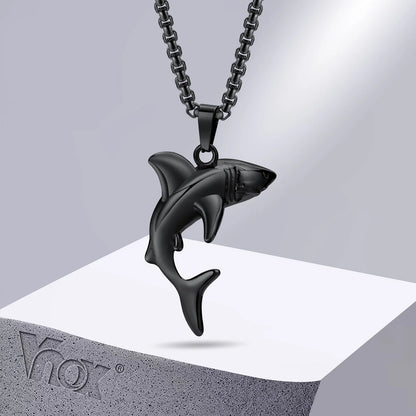 Ce pendentif, tel un majestueux seigneur des mers, capture l'essence sauvage et élégante du requin dans une étreinte d'acier noir