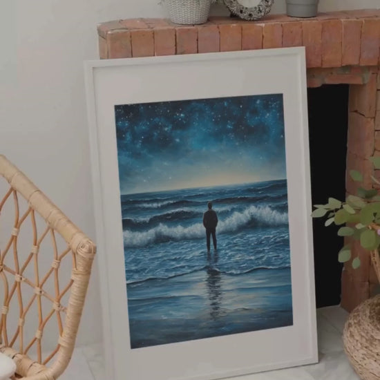 Un homme, face à l'immensité de la mer et du ciel étoilé, contemple le mystère et la grandeur de l'univers infini, tel un marin à l'aube d'une nouvelle aventure