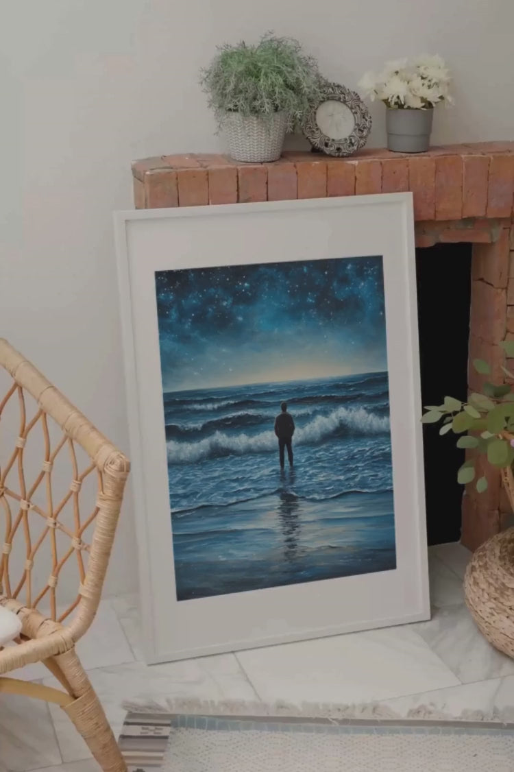 Un homme, face à l'immensité de la mer et du ciel étoilé, contemple le mystère et la grandeur de l'univers infini, tel un marin à l'aube d'une nouvelle aventure